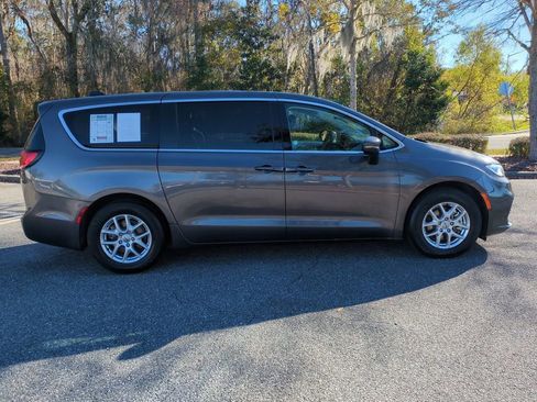 Used 2023 Chrysler Pacifica Touring-L image 4