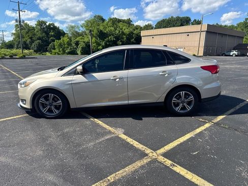 Used 2018 Ford Focus SE w/ SE Appearance Package FWD image 3