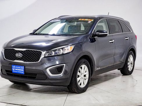Used 2017 Kia Sorento AWD image 3