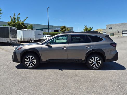 Used 2023 Subaru Outback Premium AWD/4WD image 7