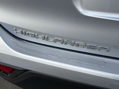 Used 2024 Toyota Highlander XLE AWD/4WD image 14