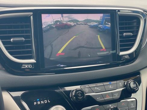 Used 2024 Chrysler Pacifica Touring-L FWD image 16