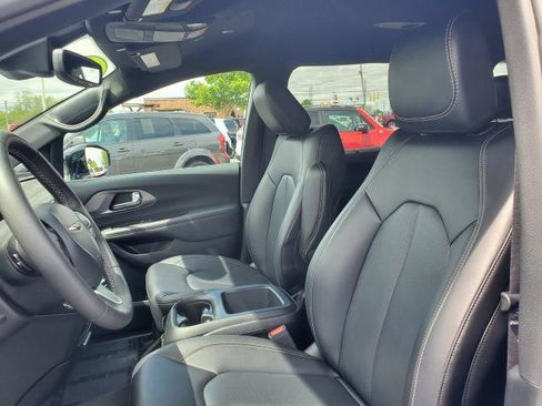Used 2025 Chrysler Pacifica Select FWD image 6
