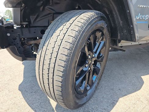 Used 2023 Jeep Wrangler Unlimited Sahara AWD/4WD image 35