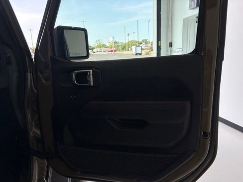 Used 2025 Jeep Gladiator Rubicon AWD/4WD image 37