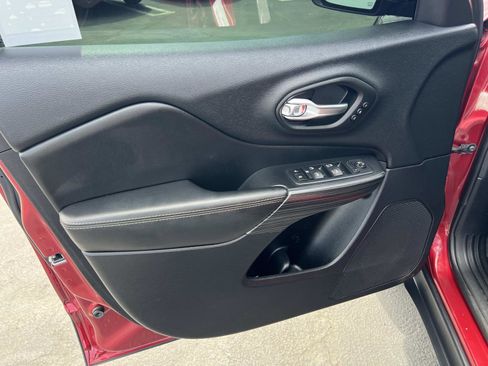 Used 2017 Jeep Cherokee Limited w/ Luxury Group image 4