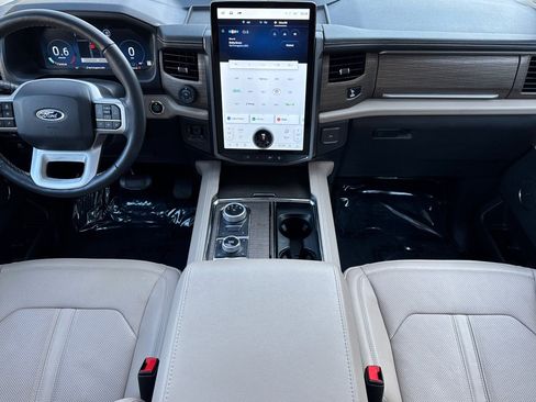 Used 2024 Ford Expedition Limited image 3