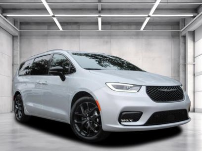 New 2026 Chrysler Pacifica Select w/ S Appearance Package