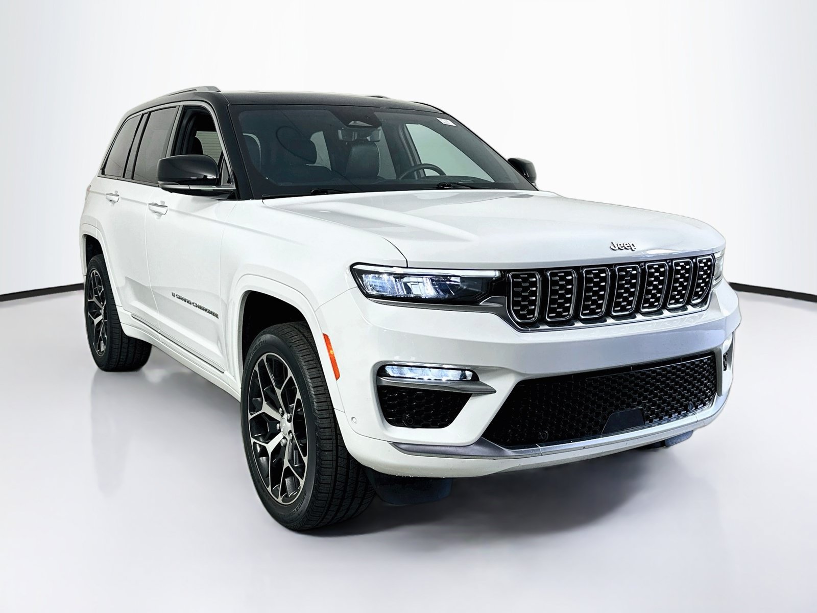 Used 2023 Jeep Grand Cherokee Summit AWD/4WD image 3