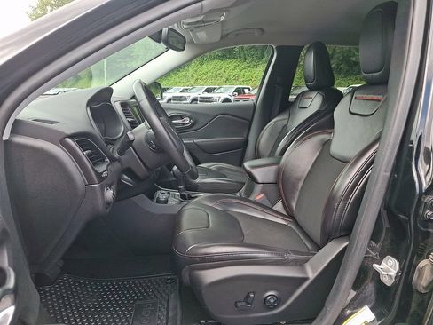Used 2019 Jeep Cherokee Trailhawk AWD/4WD image 13