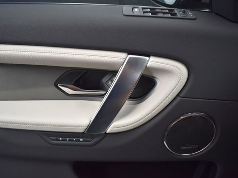 New 2024 Land Rover Discovery Sport Dynamic SE image 12