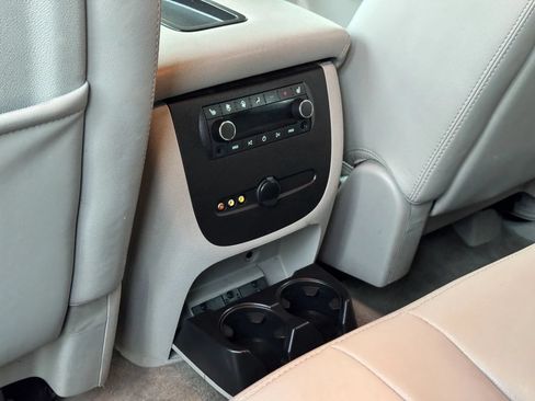 Used 2014 GMC Yukon XL SLT w/ SLT-2 Equipment Package AWD/4WD image 25