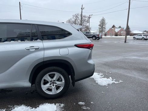 Used 2023 Toyota Highlander LE AWD/4WD image 6