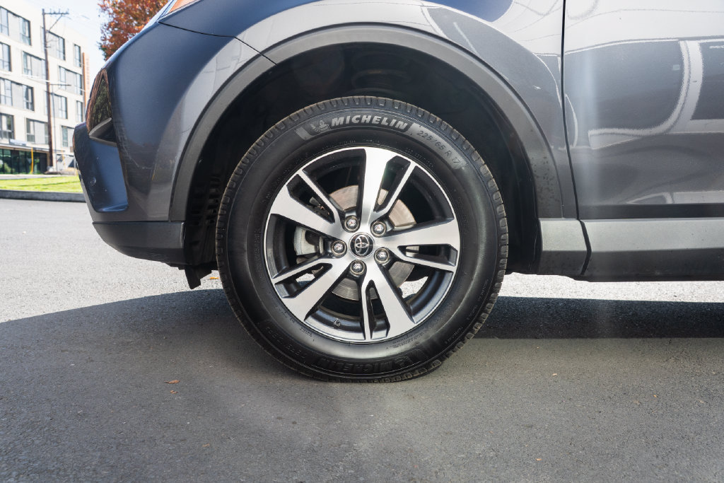 Used 2018 Toyota RAV4 XLE AWD/4WD image 7