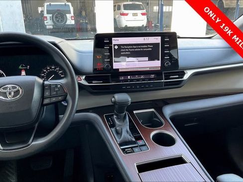 Used 2022 Toyota Sienna LE w/ LE Plus Package image 5