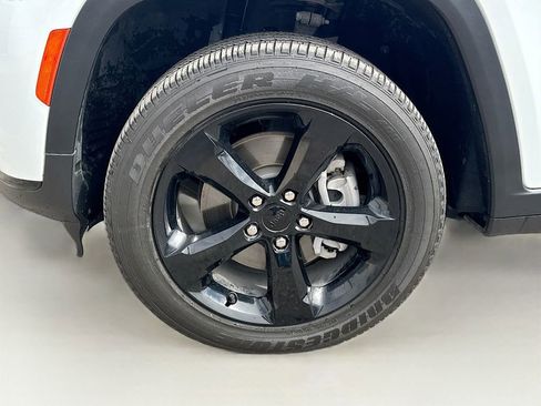 Used 2023 Jeep Grand Cherokee L Laredo image 41