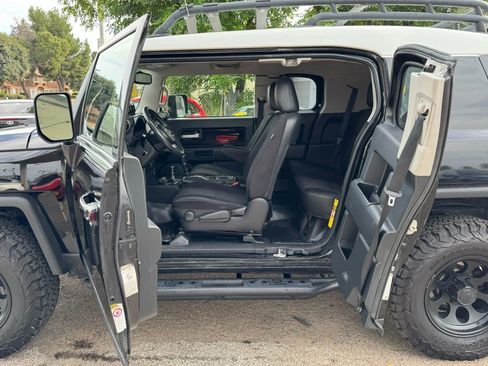 Used 2014 Toyota FJ Cruiser 4WD w/ Upgrade Package image 18