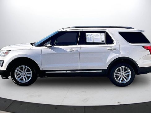 Used 2017 Ford Explorer XLT w/ Equipment Group 202A image 6