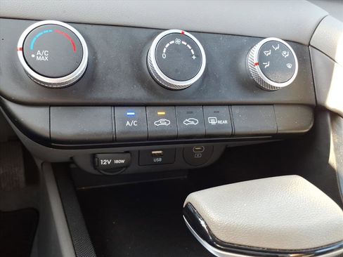 Used 2024 Hyundai Elantra SE image 22