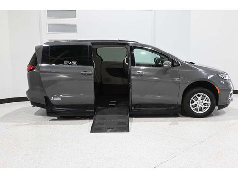 Used 2022 Chrysler Pacifica Touring-L FWD image 17