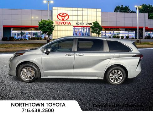 Used 2025 Toyota Sienna LE FWD image 2