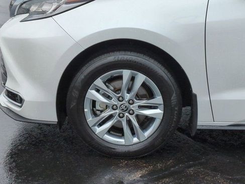 Used 2025 Toyota Sienna Limited image 7