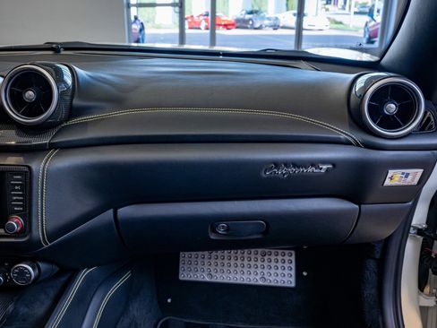 Certified 2015 Ferrari California T image 18