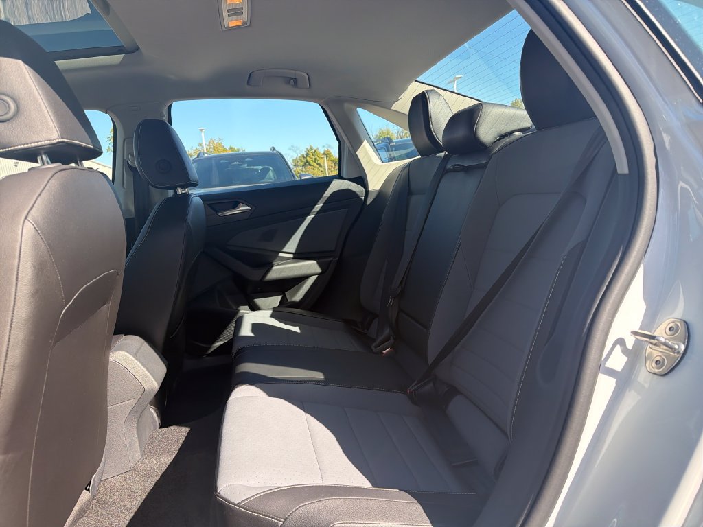 Certified 2025 Volkswagen Jetta SE FWD image 28