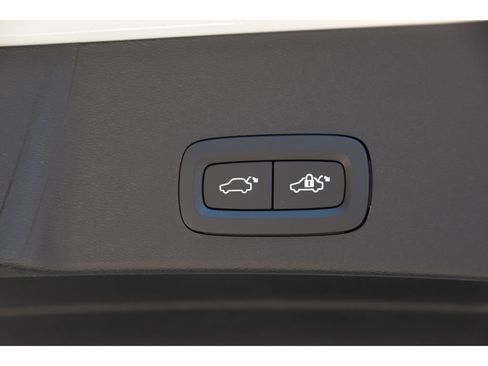 Certified 2025 Volvo XC40 B5 Plus w/ Protection Package Premier image 20