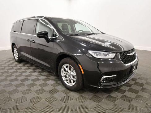Used 2024 Chrysler Pacifica Touring-L FWD image 10