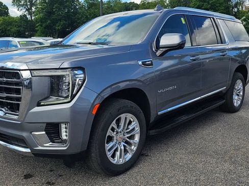 Used 2022 GMC Yukon XL SLT w/ SLT Luxury Package AWD/4WD image 3