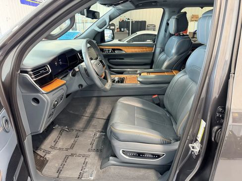 Used 2022 Jeep Grand Wagoneer Series II w/ Convenience Group III AWD/4WD image 11