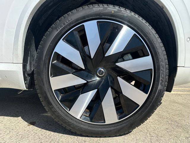 Certified 2025 Volvo XC90 T8 Plus AWD/4WD image 11