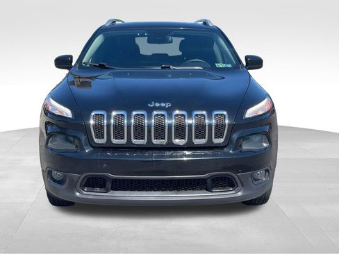 Used 2018 Jeep Cherokee Latitude Plus AWD/4WD image 2