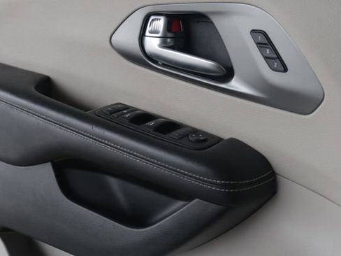 Used 2023 Chrysler Pacifica Touring-L image 22