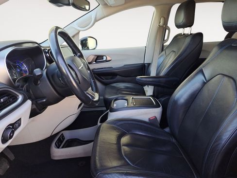 Used 2021 Chrysler Pacifica Touring-L image 9