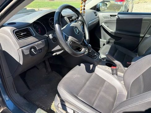 Used 2017 Volkswagen Jetta SE FWD image 3