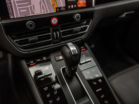 Certified 2026 Porsche Macan AWD/4WD image 24