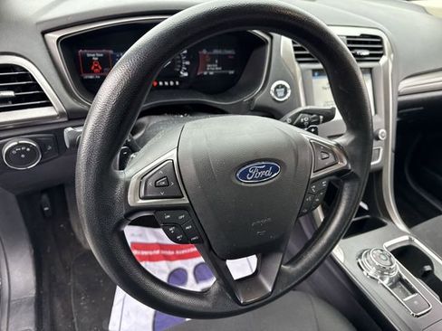Used 2018 Ford Fusion SE w/ Fusion SE Technology Package image 16