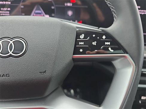 Used 2025 Audi Q5 Premium w/ Convenience Package image 21