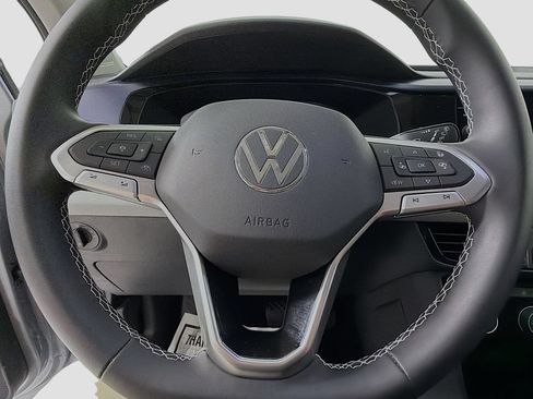 Used 2023 Volkswagen Taos SE w/ Panoramic Sunroof Package FWD image 11