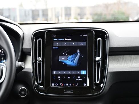 Certified 2025 Volvo XC40 B5 Plus image 25