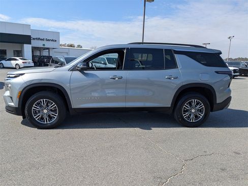 Used 2025 Chevrolet Traverse LT image 7