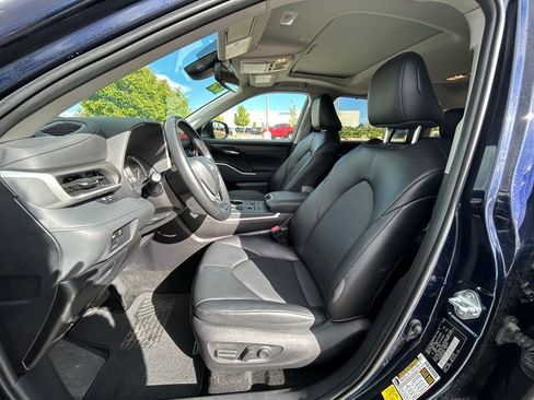 Used 2025 Toyota Highlander XLE AWD/4WD image 11