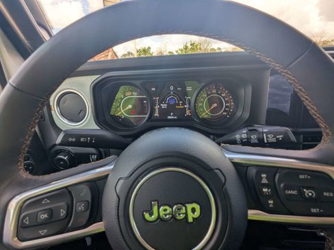 Used 2025 Jeep Wrangler Unlimited Sahara AWD/4WD image 39