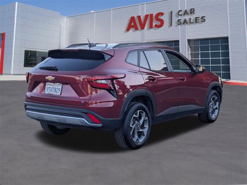 Used 2025 Chevrolet Trax LT w/ LT Convenience Package image 6