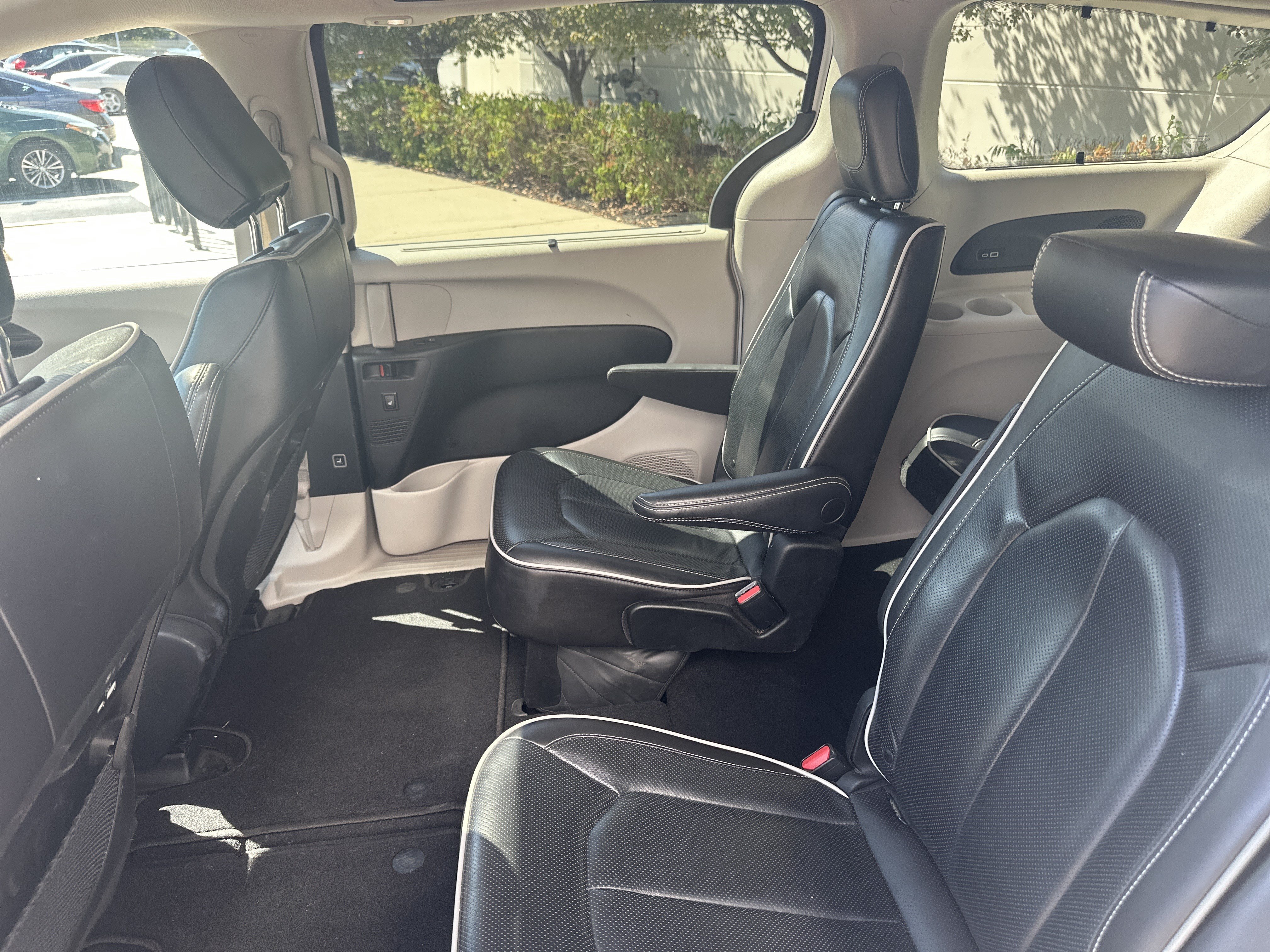 Used 2023 Chrysler Pacifica Limited FWD image 28