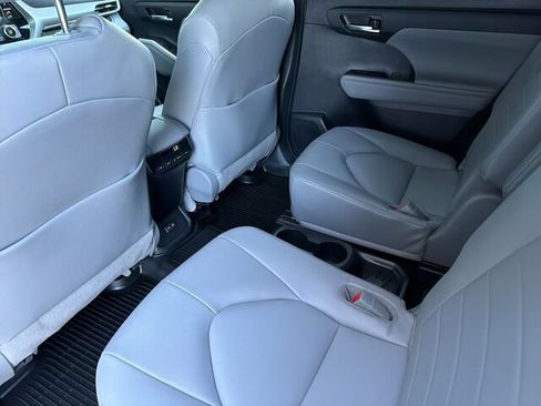 Used 2022 Toyota Highlander XLE AWD/4WD image 15