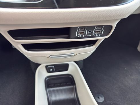 Used 2024 Chrysler Pacifica Touring-L image 19