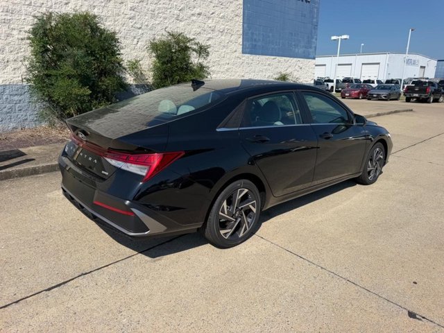 New 2026 Hyundai Elantra Limited FWD image 3